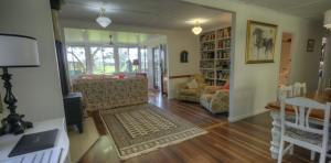 River-Oaks-diningrm-library-lounge-1170x578