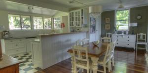 River-Oaks-diningroom-kitchen-1170x578