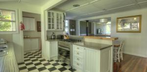 River-Oaks-kitchen-diningroom-pantry-1170x578