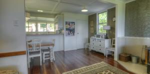 River-Oaks-library-diningrm-kitchen-1170x578